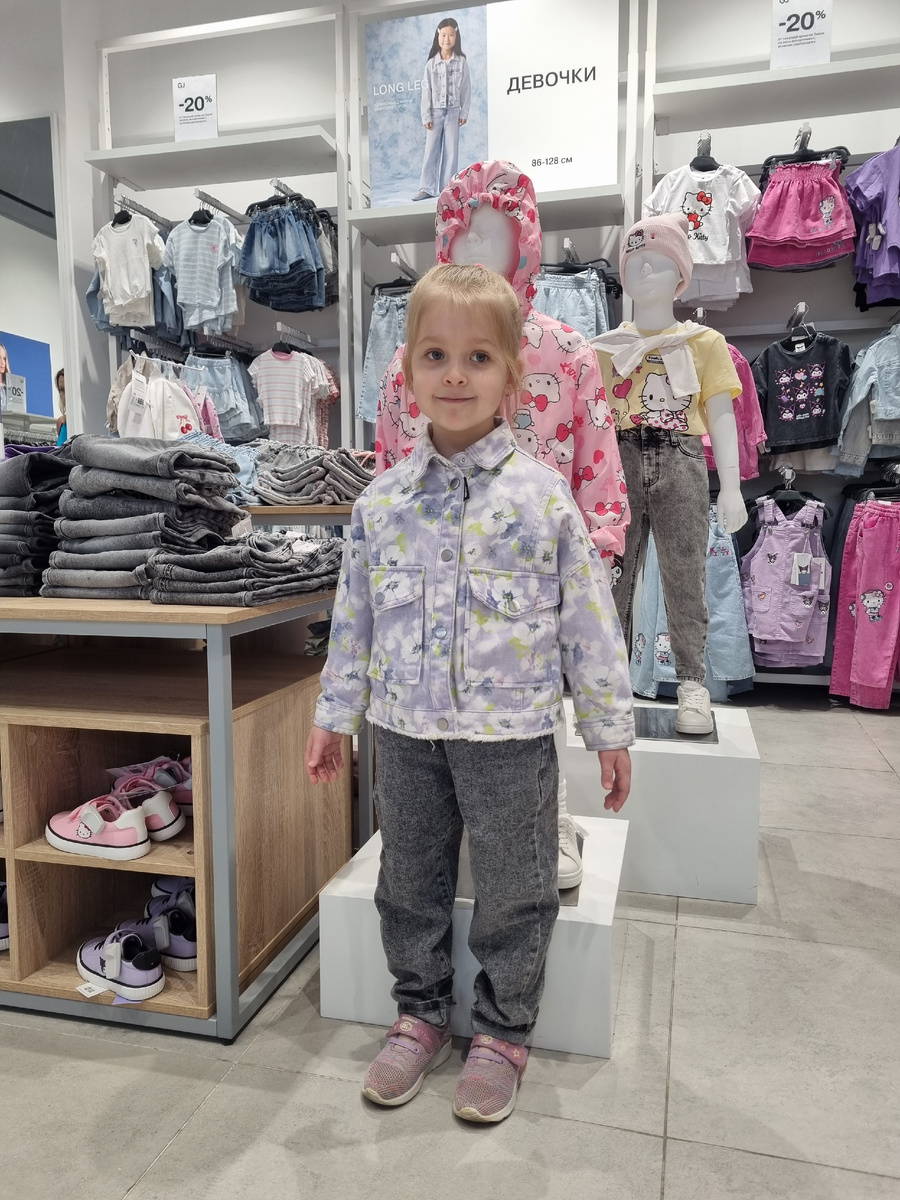 Притворяется маникеном 