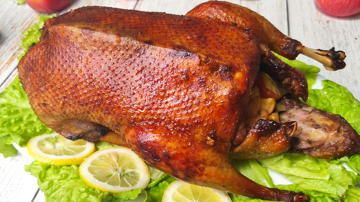 Утка с яблоками в духовке. Фото автора.