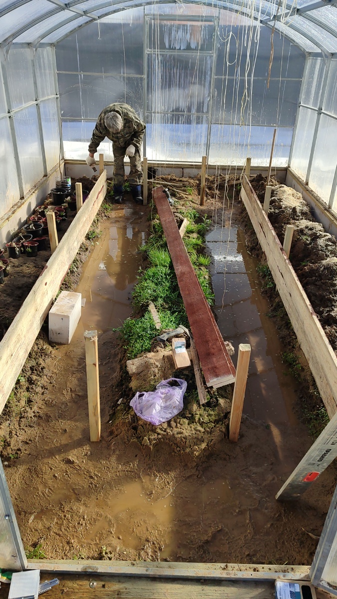 Тут я обработала все доски декоративной антисептической пропиткой с внутренней стороны