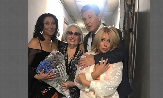 Алёна Апина с коллегами