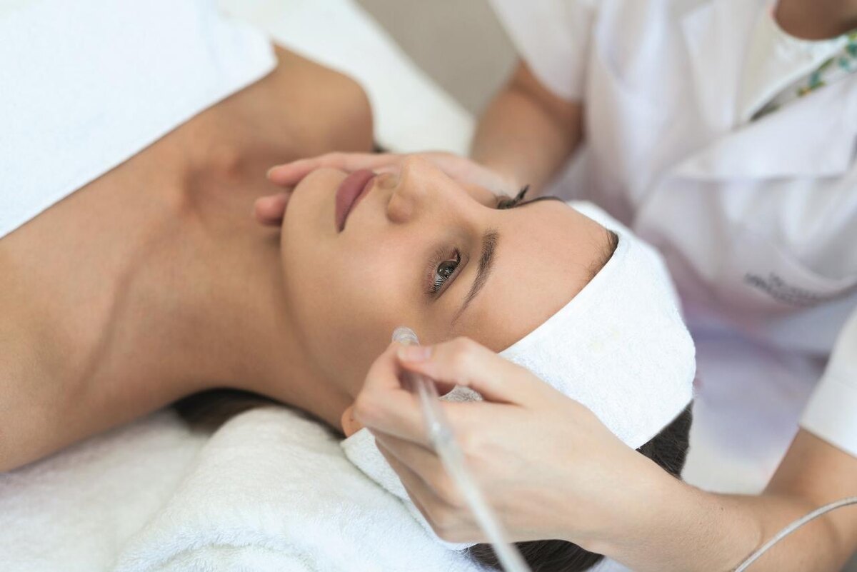 Важно подчеркнуть, что озонотерапия — это малоинвазивная и безопасная процедура ,она подходит даже пациентам с чувствительной кожей или противопоказаниями к более травматичным методикам.