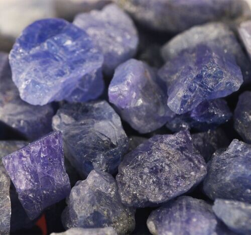 Танзанит необработанный. Из Интернета.