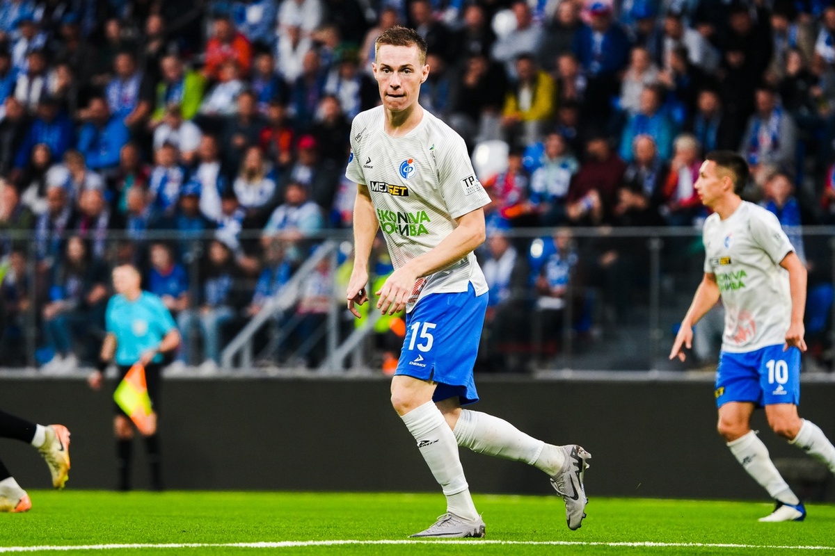 Владимир Ильин в футболке "Факела"