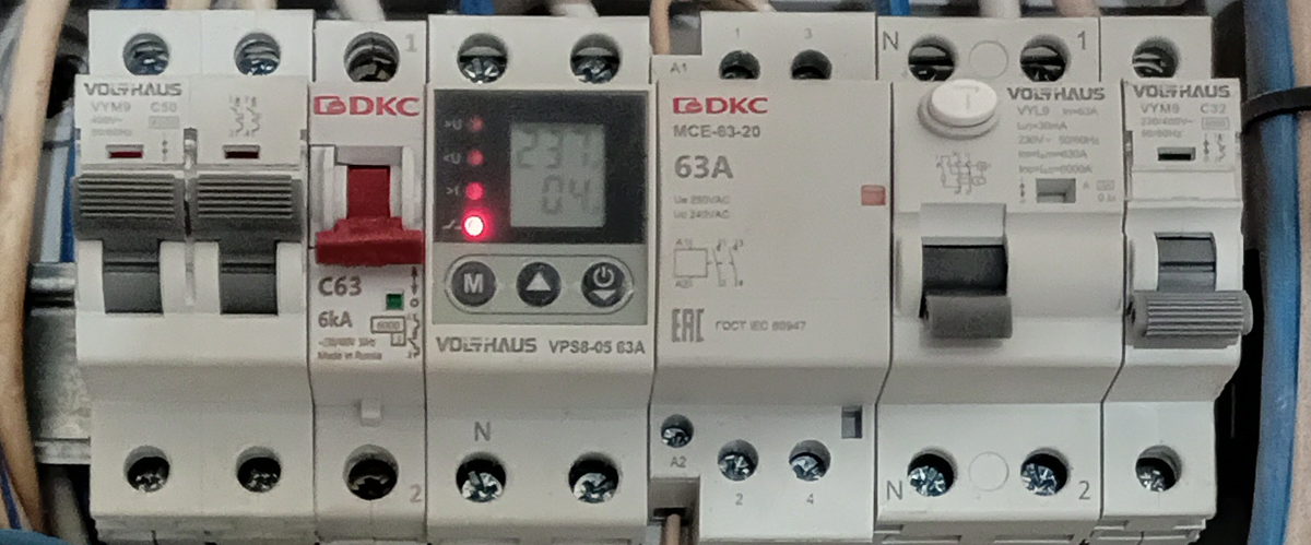 Верхний ряд модульки. слева направо: АВ вводной, байпас, РКН, КМ, УЗО и АВ. Байпас специально взял другой фирмы, чтобы "клювик" был красный.