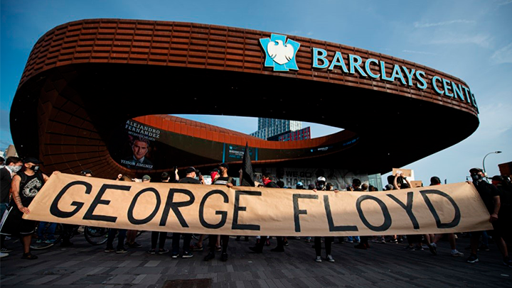 ИМЯ ДЖОРДЖА ФЛОЙДА МГНОВЕННО СТАЛО ПРОТЕСТНЫМ БРЕНДОМ. ФОТО: JOEL MARKLUND/ GLOBAL LOOK PRESS