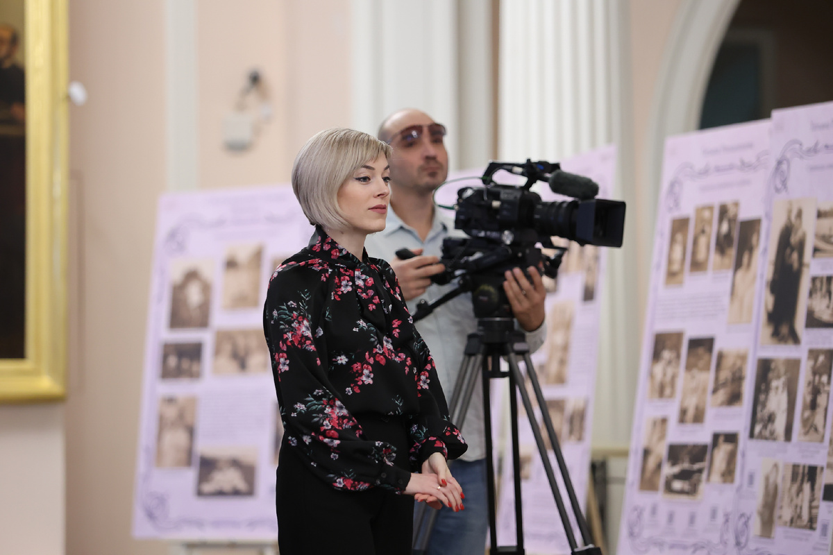 Год 150-летия со дня рождения С.В. Рахманинова. Московская консерватория, гостиная прогулочного холла партера Большого зала. Юлия Пальцева готовится к экскурсии по передвижному выставочному проекту «Ивановки»; съемку осуществляет Телевидение Московской консерватории. Фото из открытых источников. 