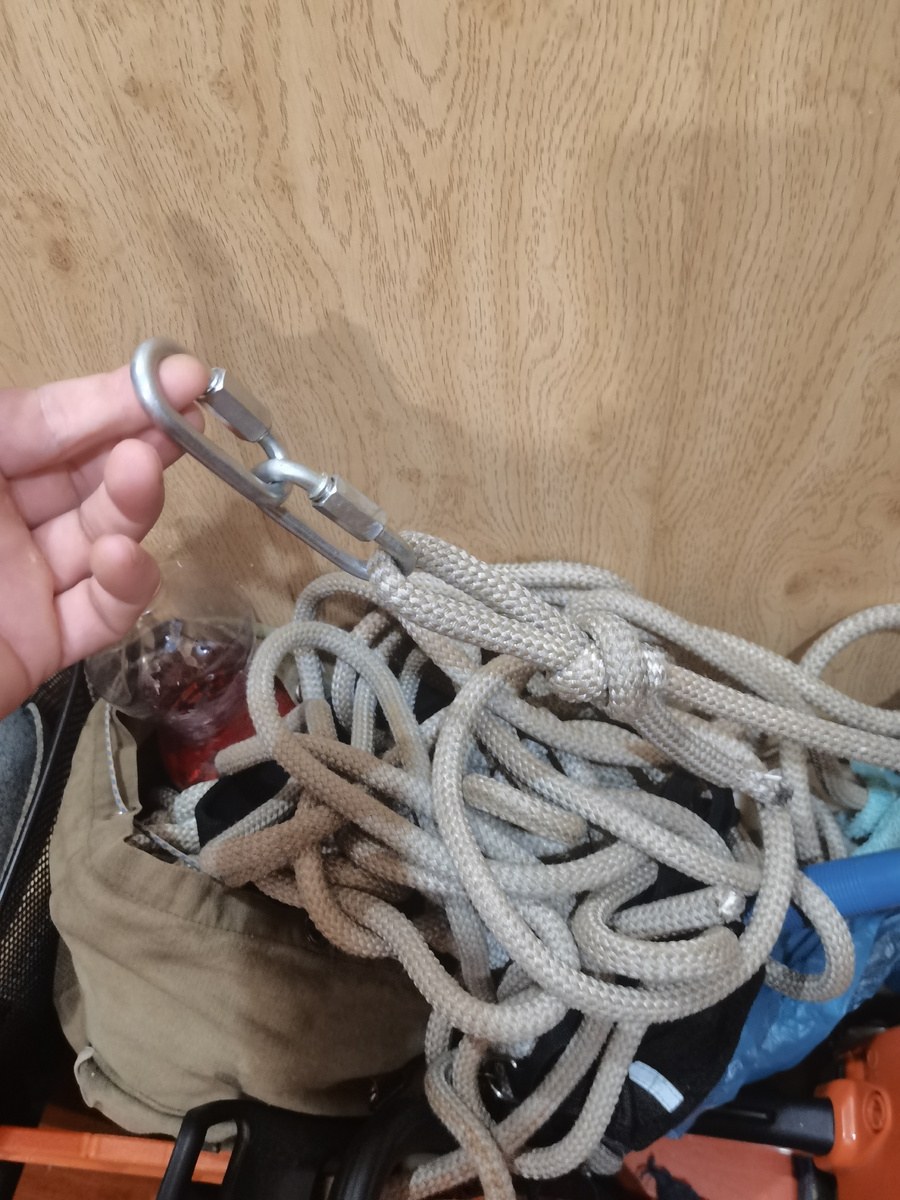 Веревка(фал) на которой мы спускаем отпиленное. Их у меня 4-ре по 10 метров, каждую, можно быстро соединить со следующей, при помощи карабинов. Карабины только закручивающиеся. Другие - разгибаются, а прочные- слишком велики и застревают при спусках. Хороший инструмент на вес золота! 