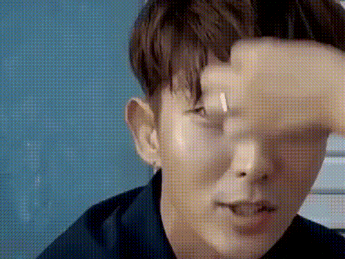 Хищник всегда на охоте, даже когда прихорашивается.