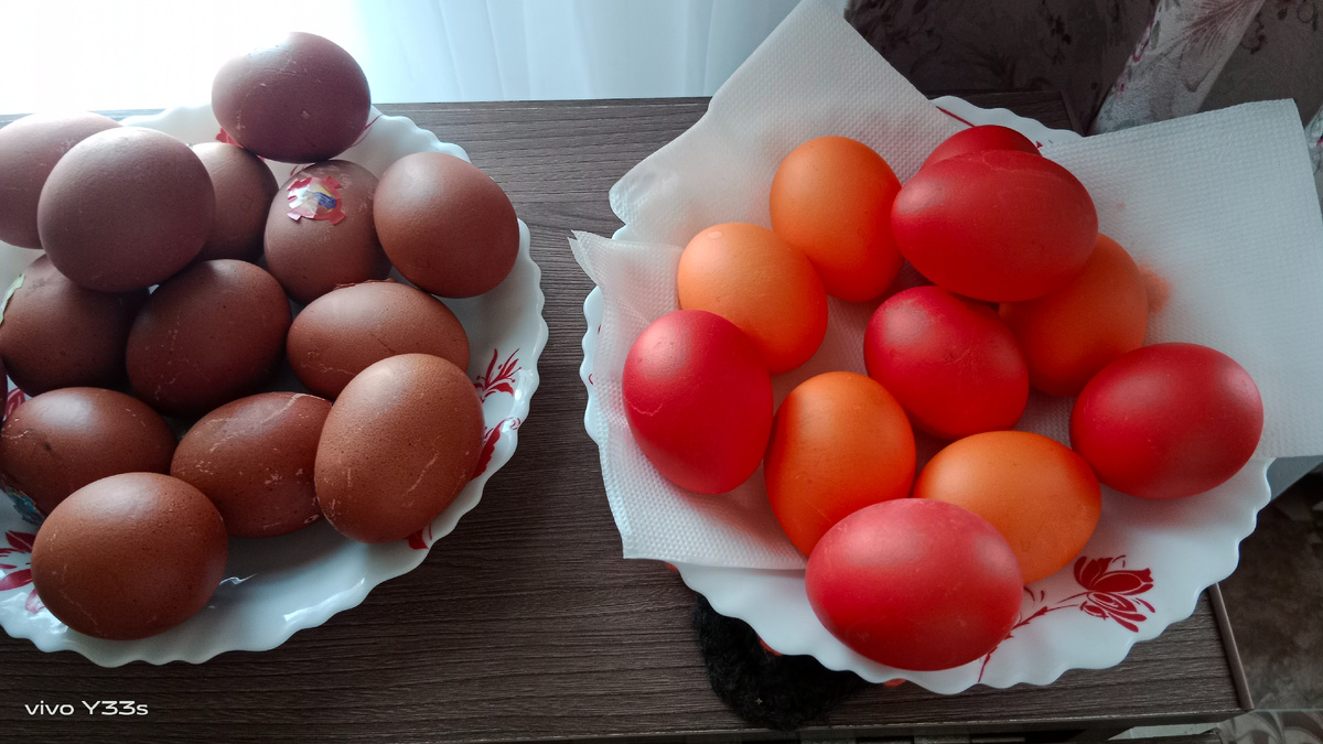 Краской покрасила и луковой шелухой.