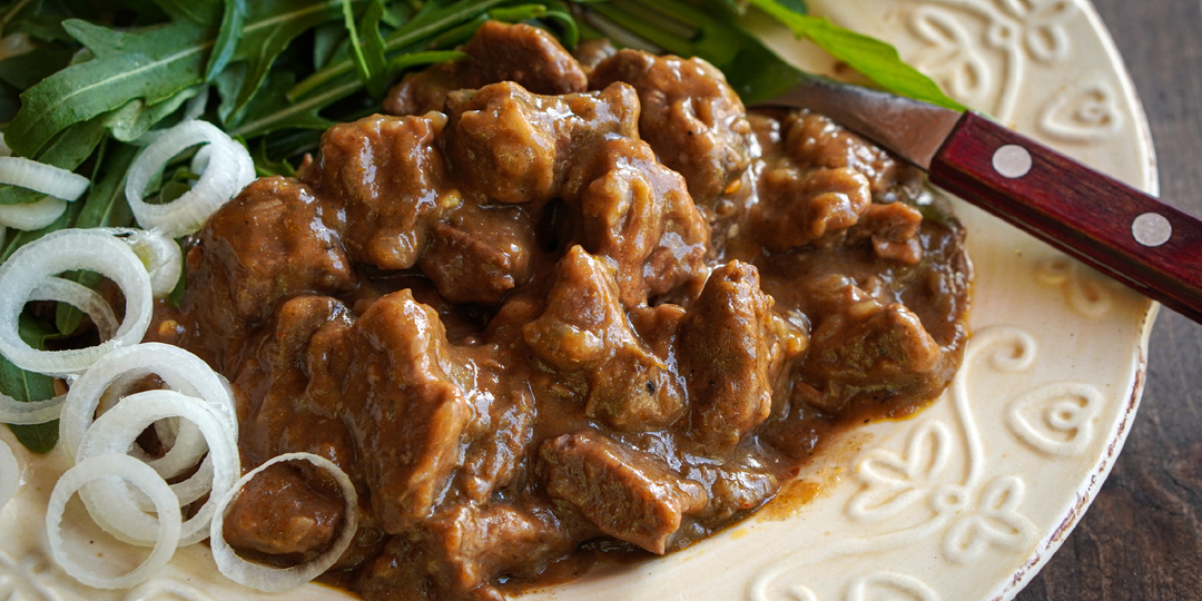 Это не просто гуляш – это подлива, из-за которой все просят добавку. Мясо настолько нежное, что можно есть без зубов. Аромат – на весь дом