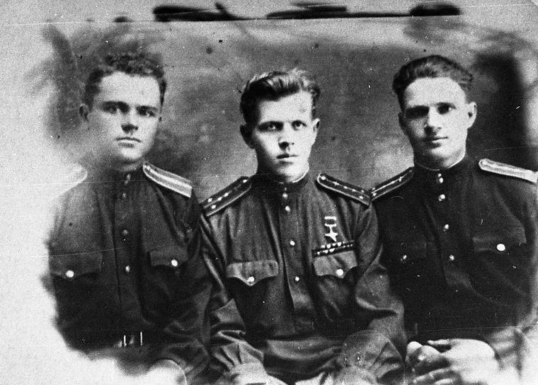 Борис Россохин (в центре) в совершенстве владел техникой воздушного боя и разведки
Фото: открытые источники