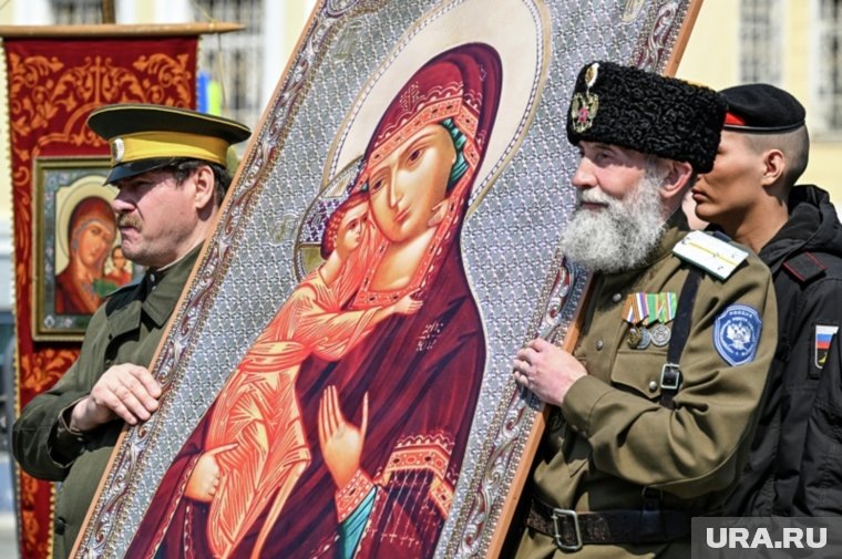 Военнослужащие во время пасхального крестного хода во Владивостоке.
Фото:Виталий Аньков/РИА Новости