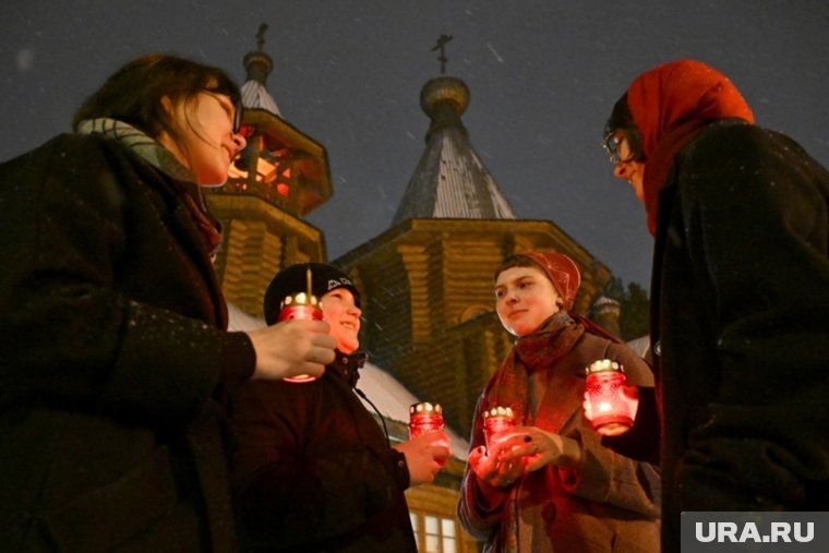 Верующие во время ночной пасхальной службы возле деревянного православного храма Абалакской иконы Божией Матери «Знамение» в Дивногорске Красноярского края
Фото:Илья Наймушин/РИА Новости