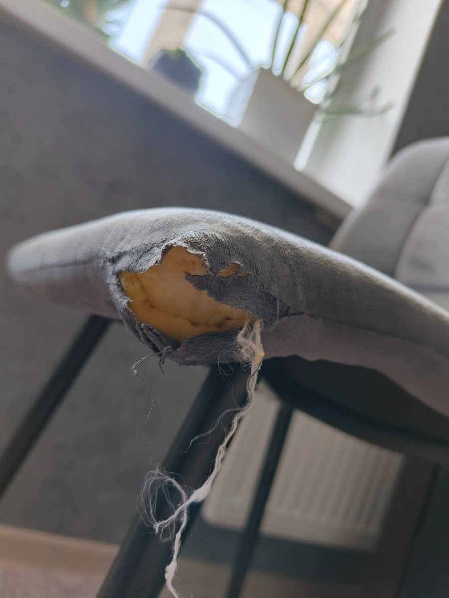 Кто-то решил научить меня зашивать стулья