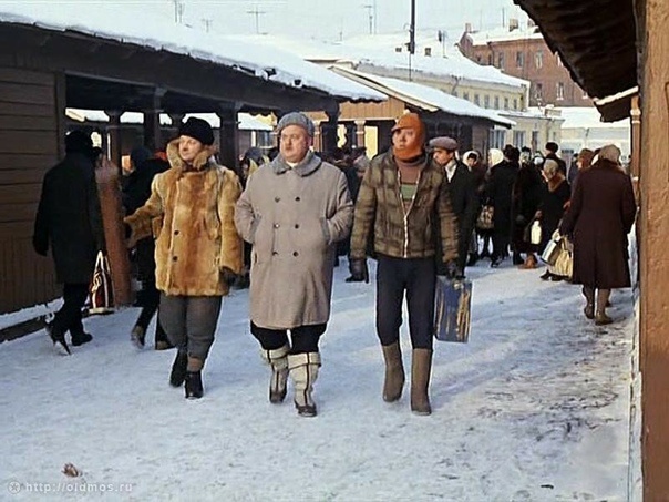 Экипаж "Аполлона-11" идёт по стартовой площадке к своей ракете