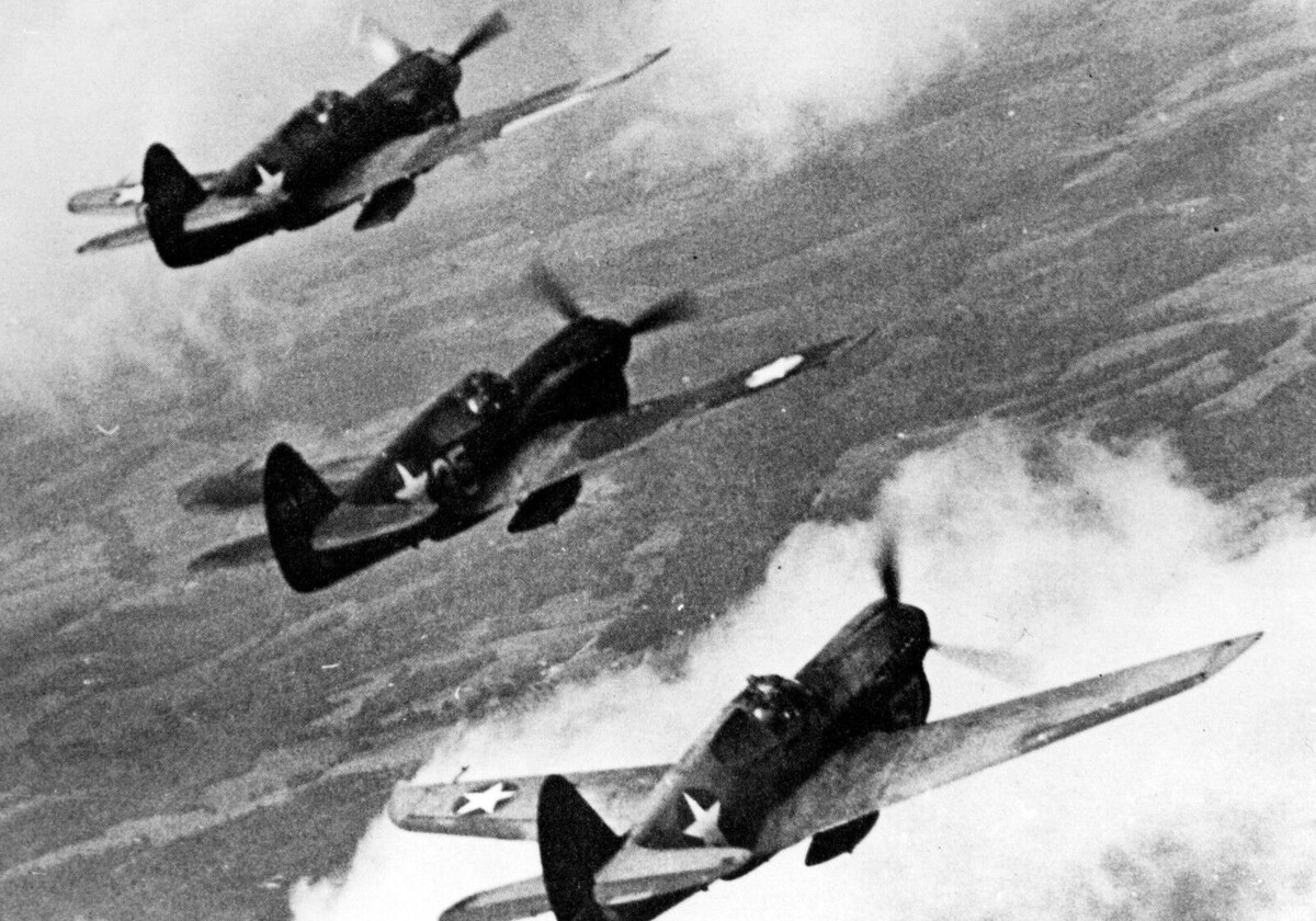 В начале войны лётное звено состояло из трех самолетов. Приблизительно таким звеном командовал Павел. 