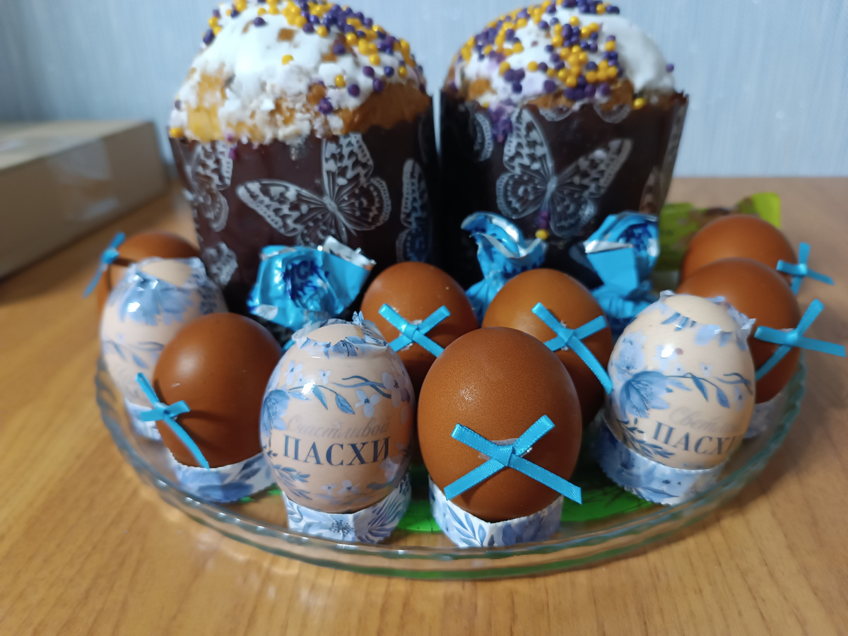 Наши не крашеные крашеные яйца. А куличи покупные, из "Красного и белого". Очень вкусные, с шоколадом вместо изюма. Но всё равно не такие, какой принесла нам соседка Лена. Вот уж мастерица, настоящий кондитер! И украшен был изумительно.