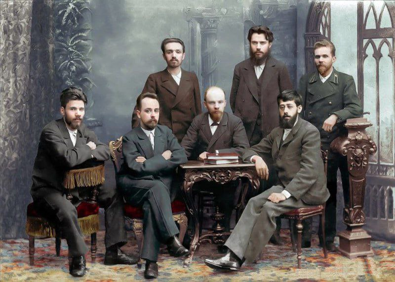 Слева направо (стоят): Александр Малченко, Петр Запорожец, Анатолий Ванеев; слева направо (сидят): Василий Старков, Глеб Кржижановский, Владимир Ленин, Юлий Мартов