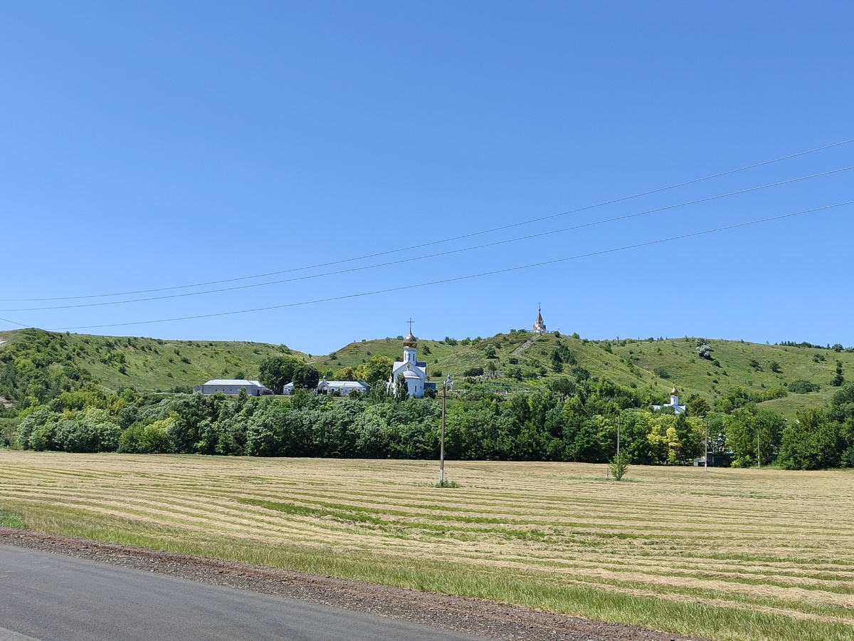 Общий вид на монастырь и меловые холмы с трассы