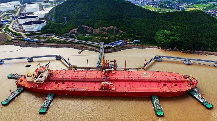     Разгрузка танкера с нефтью в китайском порту Нинбо-Чжоушань