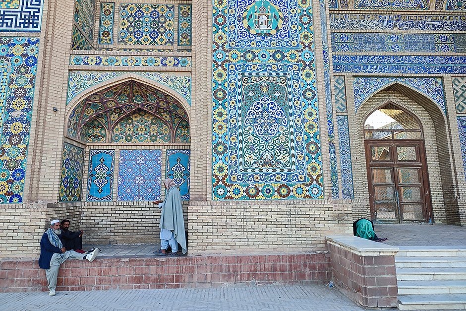 У входа в большую мечеть Герата. Фото: Игорь Манаширов