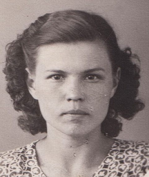 Тут маме лет 19. Детских фото конечно нет.