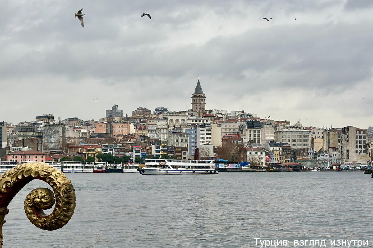 Вид на Галатскую башню с бухты Золотой Рог