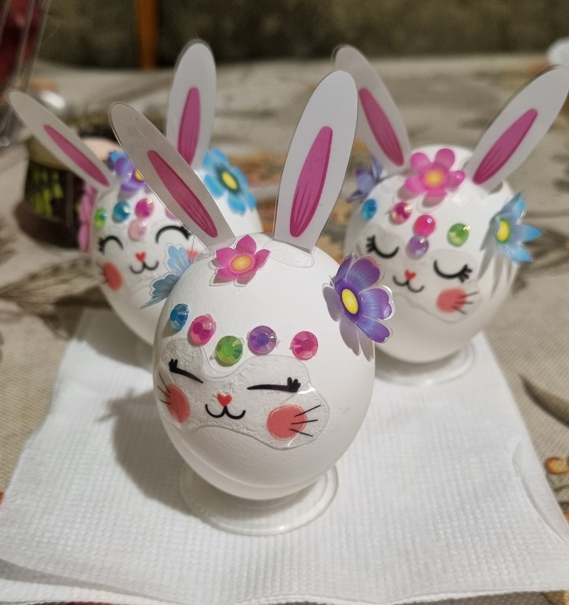 В этом году яйца только с наклейками 