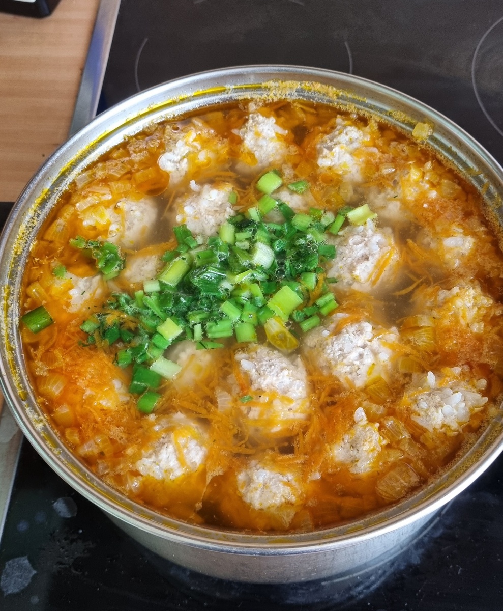 Так долго я ещё не готовила. Порезала лук, посидела. Натерла морковь, посидела. И так после каждого действия. Усталость накатывала буквально после двух шагов.