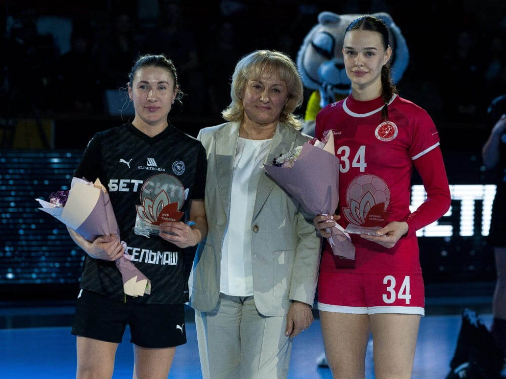    MVP "финала четырёх" Юлия Манагарова, лучшая гандболистка ХХ столетия Наталья Анисимова и лучший бомбардир Яна Сотникова