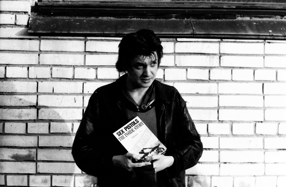 Андрей «Свин» Панов, с книгой «Sex Pistols. Подлинная история» Фреда и Джуди Верморел. 1994 г. Фото: Л. Новиков