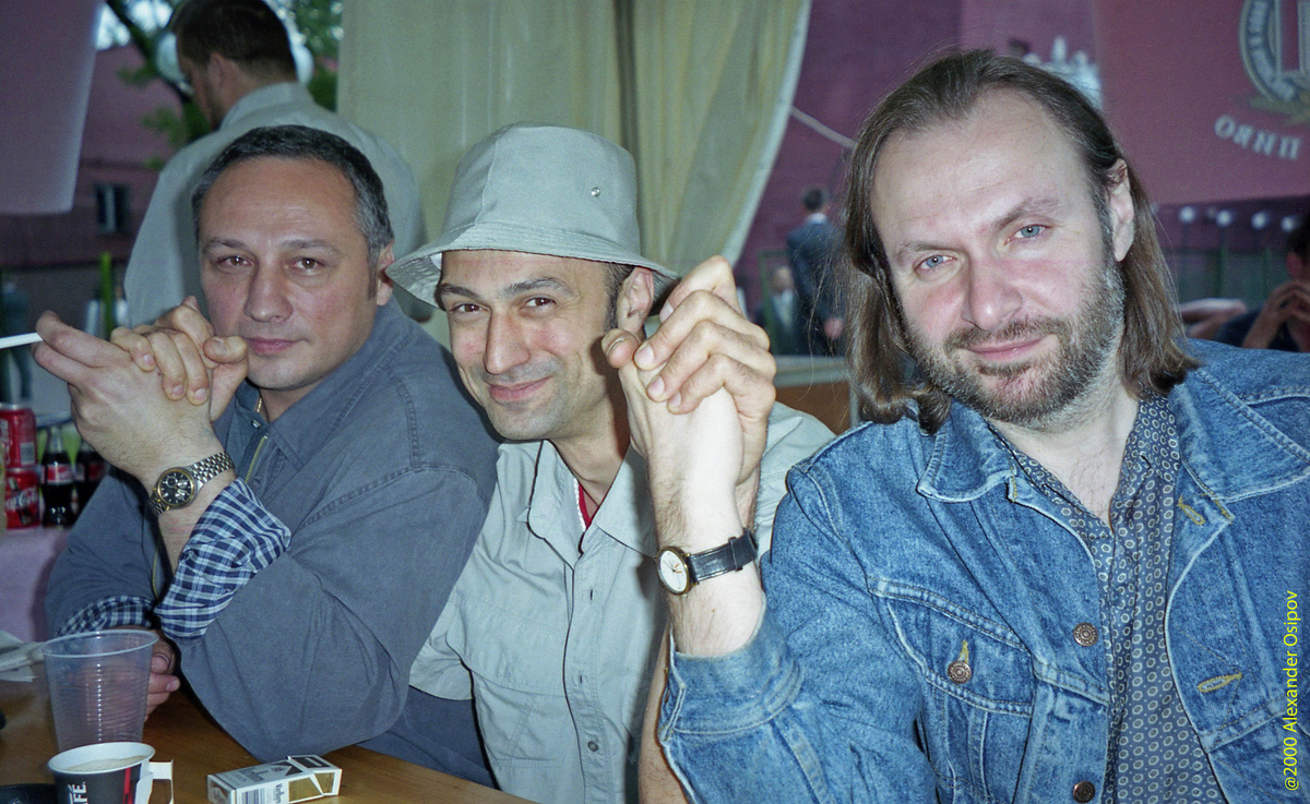 Слева направо: Игорь Балашов (экс-«Квартал»), Георгий Аветисов (экс-«Рикки-Тики-Тави»), Андрей Шатуновский. Сад «Эрмитаж», 3 июня 2000 г.