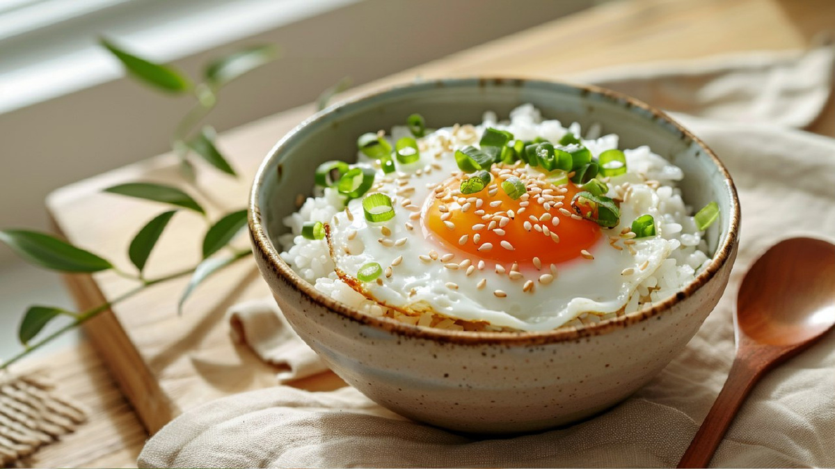 Корейский рис с яйцом и кунжутом