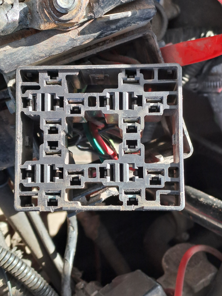 Блок реле со снятой крышкой