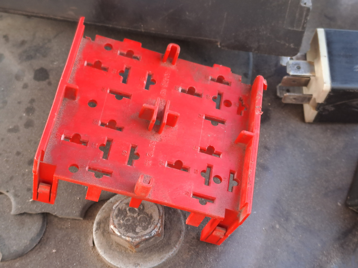 Крышка с блока реле