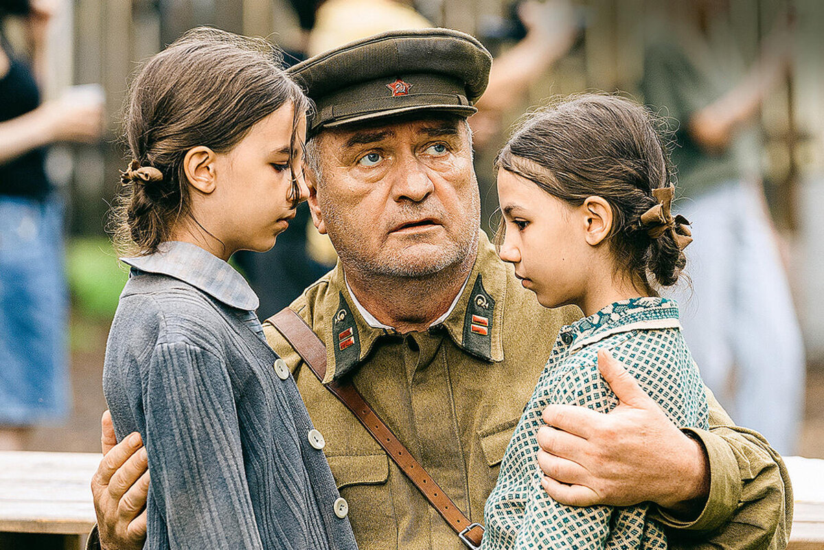    Александр Балуев с юными партнерами предоставлено кинокомпанией «МИРФИЛЬМ»