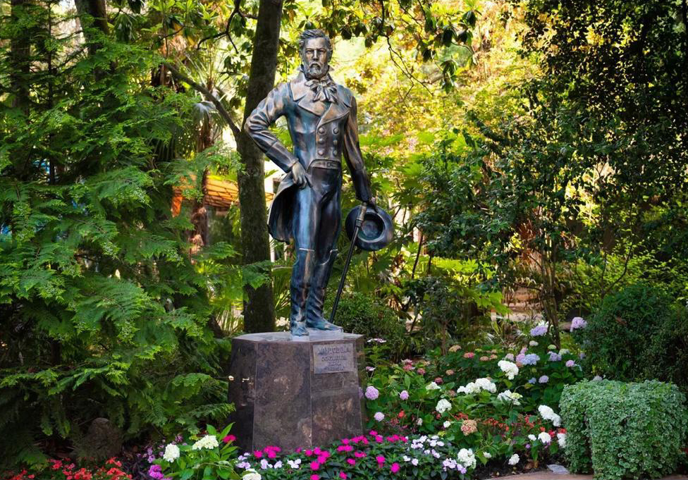 Скульптура основателя парка «Ривьера» Василия Алексеевича Хлудова. Источник фото: commons.wikimedia.org. Автор: Олеся Чорнявская. 