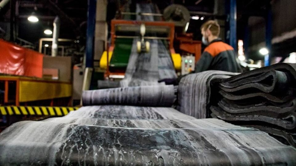    Шинный завод. Производство. Промышленность. Источник: Виталий Барабаш