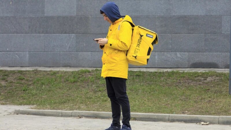     Курьер сервиса "Яндекс.Еда". Анна Зайкова.