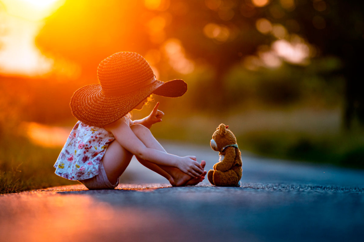 Символическая игра — это активность, в которой ребёнок использует предметы условно