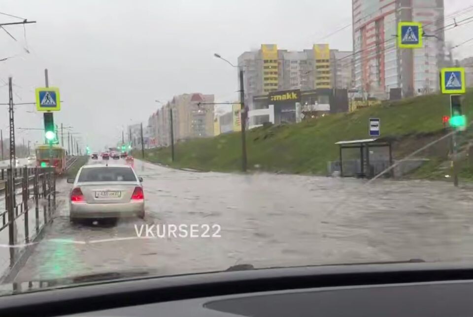    Затопленная дорога на ул. Малахова. Источник: "ВКурсе 22"