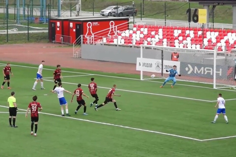    До ворот соперника "динамовцы" добрались только в конце первого тайма. Скриншот: видео в группе ФК "Динамо-Барнаул" во Вконтакте