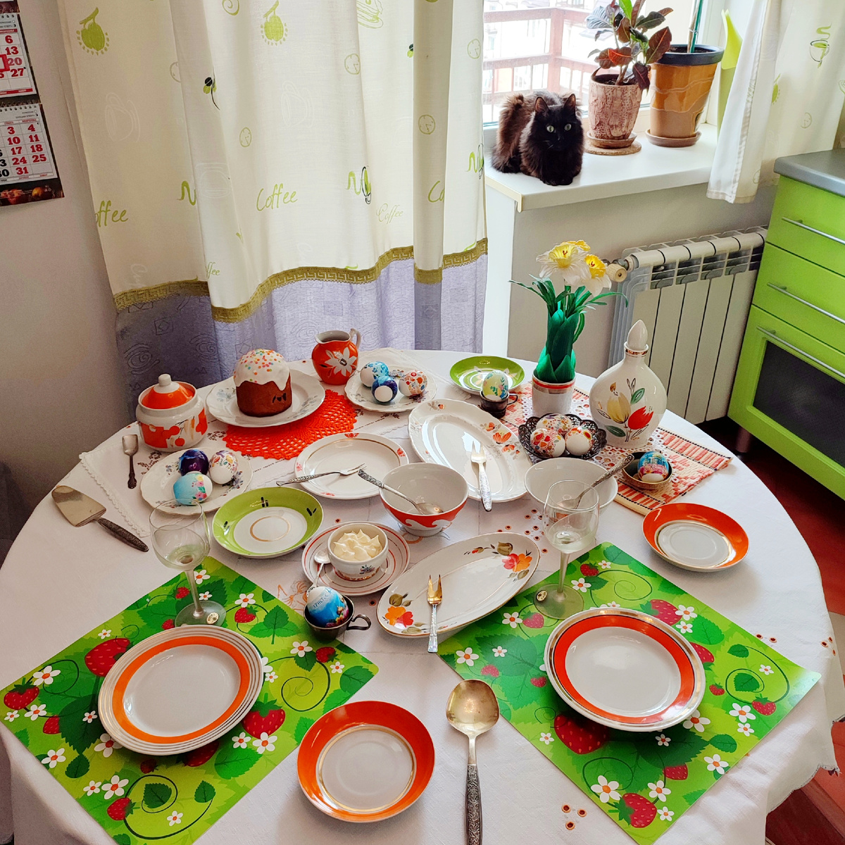 Сначала я сделала предварительную сервировку. Кот помогал, он такой 👍