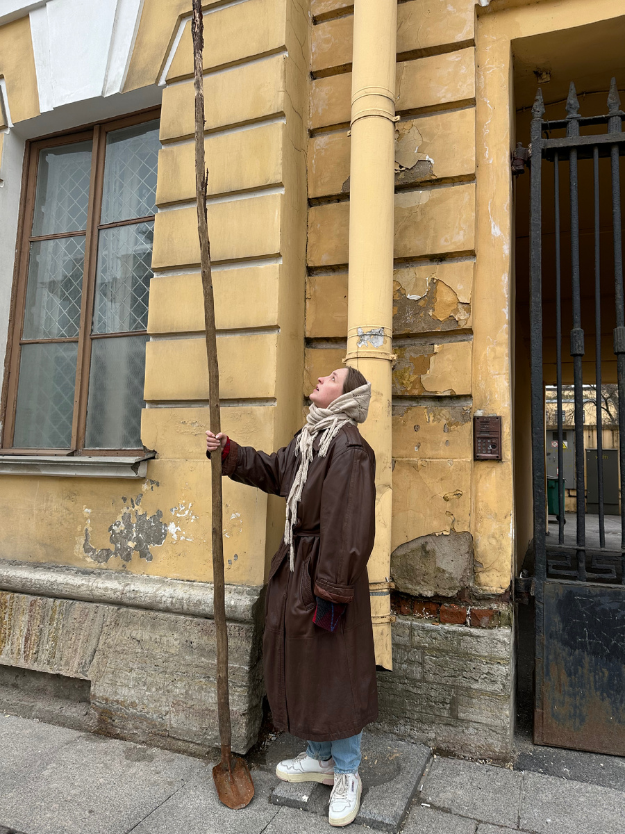 Хотелось по привычке выложить фото с полароида, но не буду. Представьте, что наши привычки это вот этот странный инструмент и мы всюду берем его с собой. Может не надо?