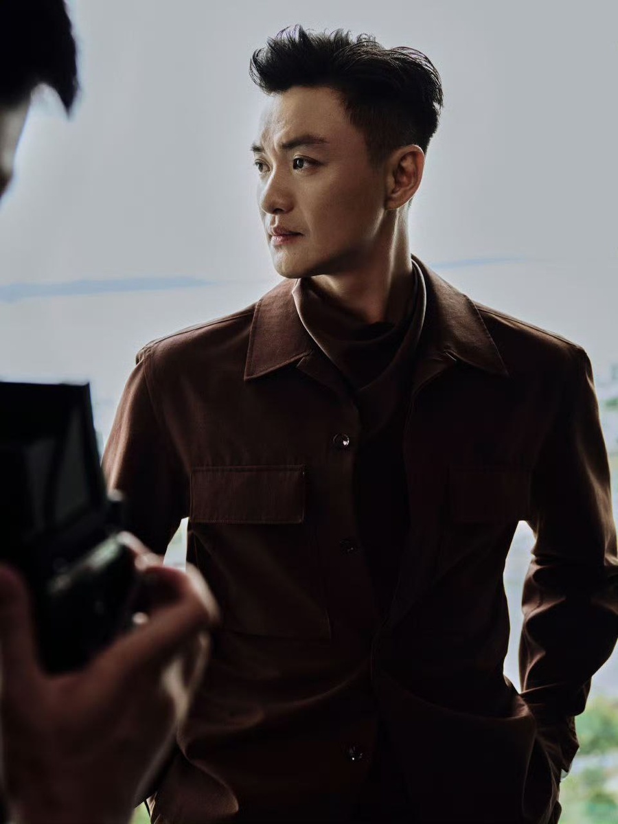 Актёр Чжоу Ивэй, 42 года. Листайте галерею...