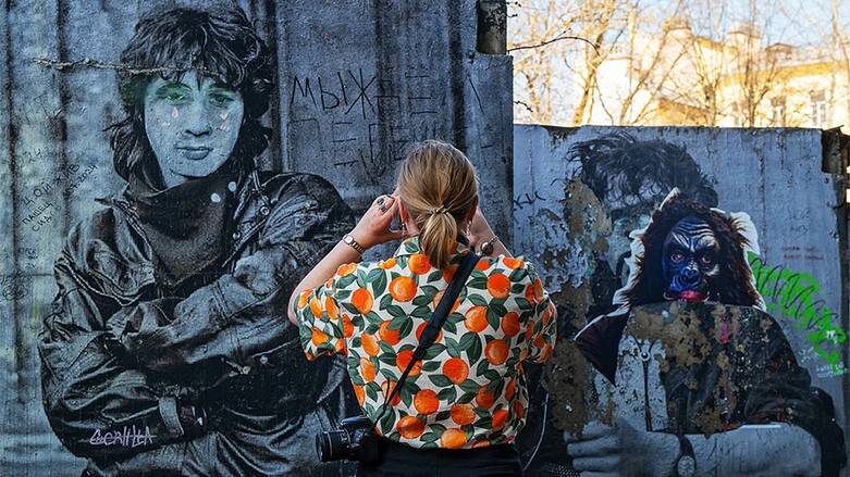    TASS: В сквере Цоя в Петербурге одно из изображений заклеили портретом Паши Техника в маске гориллы