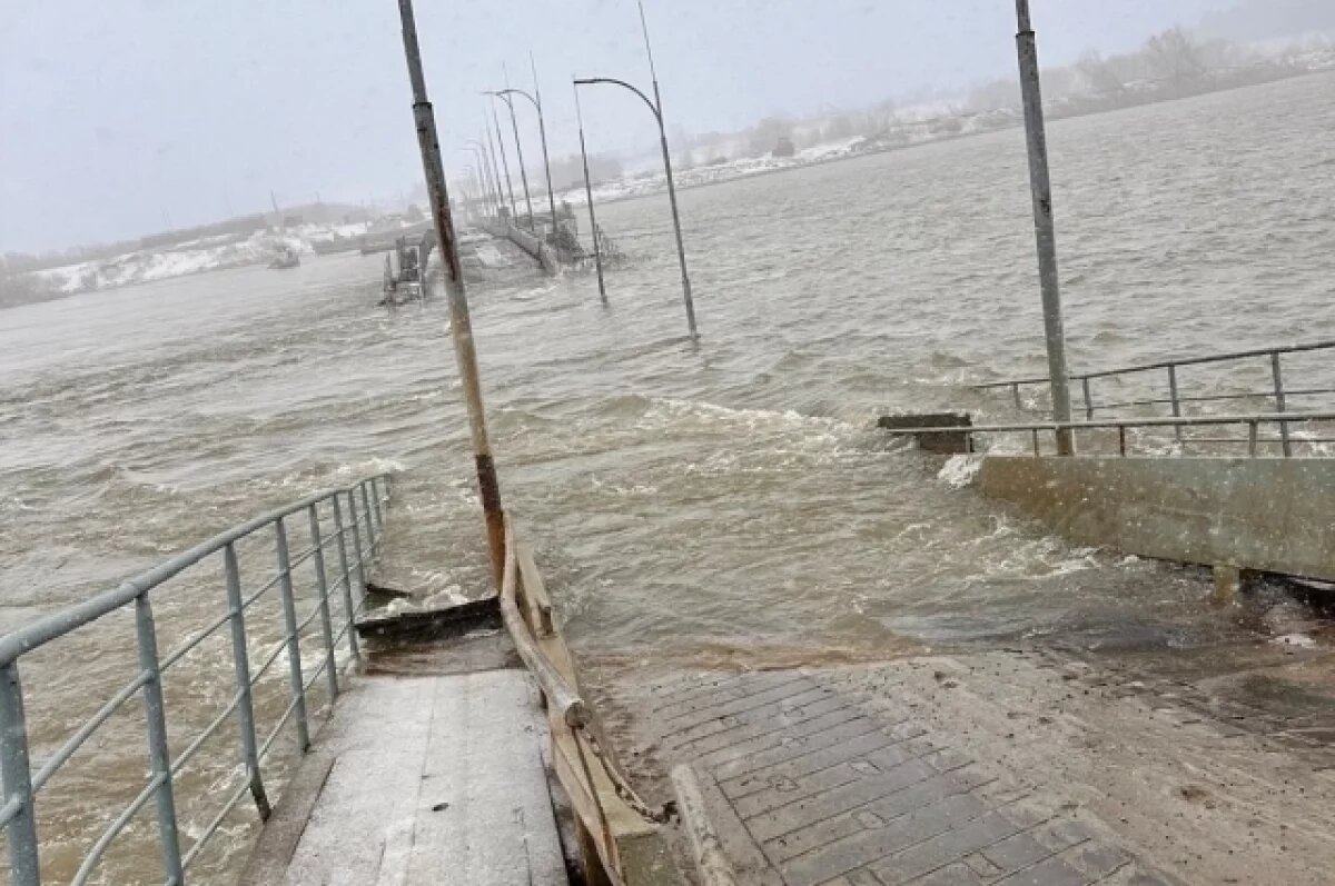    В Юрге временно закрыли понтонный мост, который накануне затопило