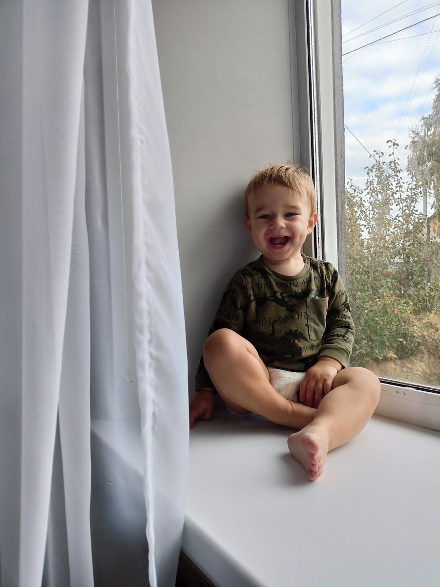 Очень часто смеётся, улыбается вопреки мифам