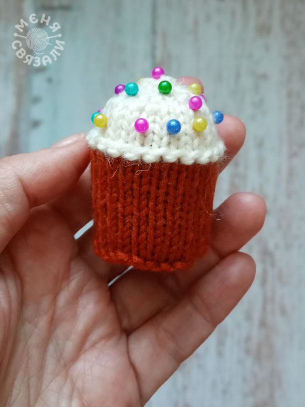 Игольница в виде куличика наполняет подарок праздничным смыслом