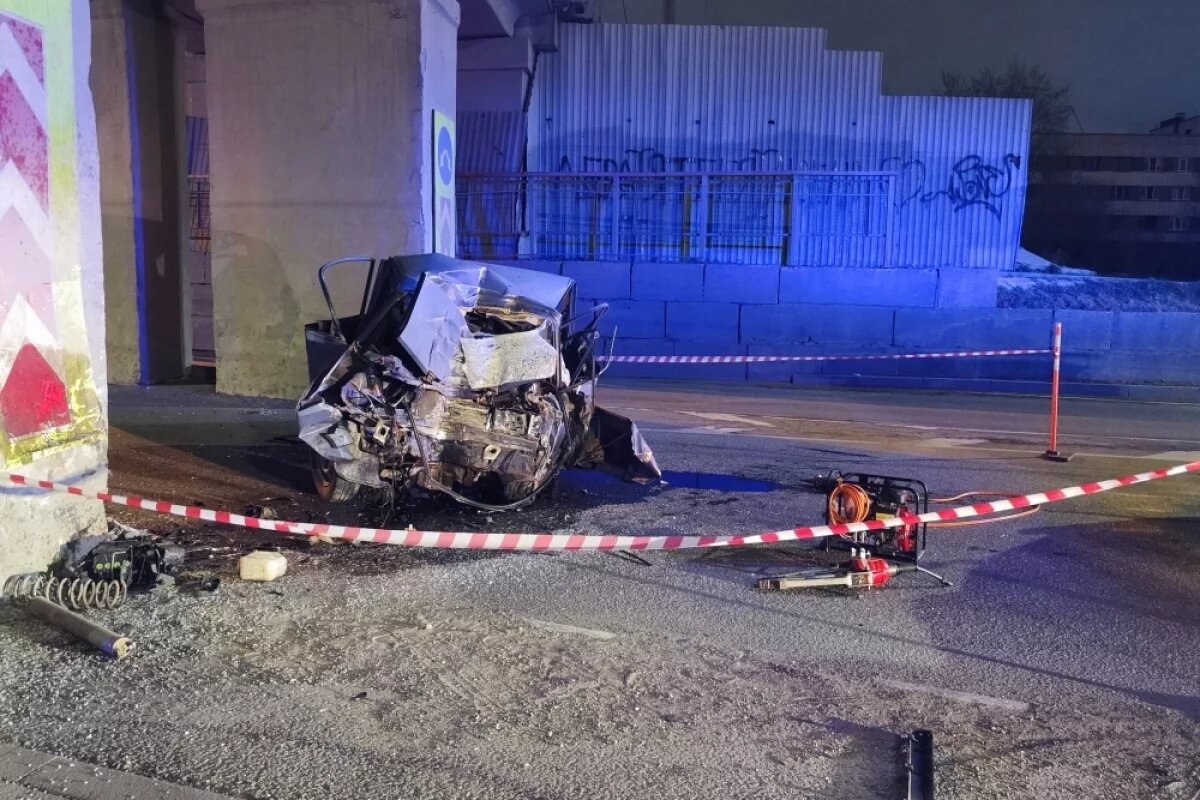    Водитель ВАЗ врезался в опору моста и погиб на Копейском шоссе в Челябинске